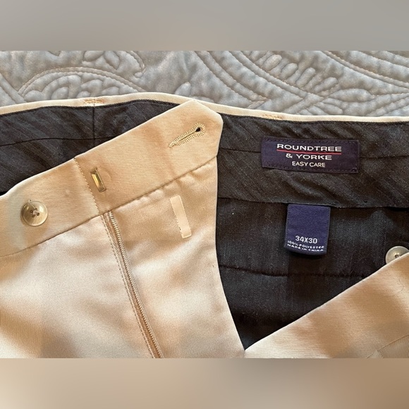 Men’s Roundtree &Yorke Easy Care Dress Pants Size 34x30 Pleated Front Cuffed Hem - Picture 6 of 9